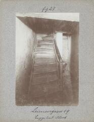 1 vue  - Leimengasse 19, Treppe und Abort [19 rue de l'Argile, escalier et toilettes]. (ouvre la visionneuse)