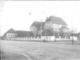 1 vue  - Ancienne école de garçons de la Musau A (actuel collège Louise Weiss), 70 rue Saint-Aloïse. (ouvre la visionneuse)