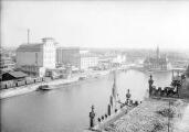 1 vue  - Bassin du Commerce, Grands moulins de Strasbourg et capitainerie du port (27 septembre 1927). (ouvre la visionneuse)