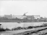 1 vue  - Bassin de l\'Industrie, rive Ouest. Portiques et grues de manutention. (10 juin 1926). (ouvre la visionneuse)