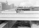 1 vue  - Essai du pont métallique de l\'écluse sud du Bassin Vauban, locomotive (8 octobre 1932). (ouvre la visionneuse)