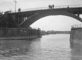 1 vue  - Port aux Pétroles, goulet d\'entrée, pont (18 juin 1933). (ouvre la visionneuse)