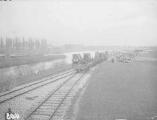 1 vue  - Bassin des Remparts (avant 1926), déchargement de wagons. (ouvre la visionneuse)