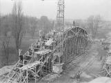 1 vue  - Bétonnage de la dernière travée du pont de la Citadelle (20 novembre 1933). (ouvre la visionneuse)