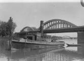 1 vue  - Pont de la Citadelle, chalutier [1933]. (ouvre la visionneuse)