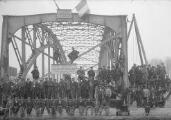 1 vue  - Déplacement du pont sur le Petit Rhin, photo de groupe sur le pont. (ouvre la visionneuse)