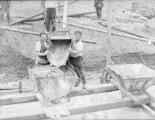 1 vue  - Pont des Soieries, ouvriers au travail (21 mai 1931). (ouvre la visionneuse)