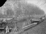 1 vue  - Quai Louis Pasteur, canal, halage d\'une péniche par des chevaux. (ouvre la visionneuse)