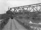 1 vue  - Canal de Huningue vers l\'Ile Napoléon, halage, tracteur électrique sur rails. (31 mai 1933). (ouvre la visionneuse)