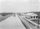 1 vue  - Canal de Huningue à hauteur de l\'Ile Napoléon, bâtiment de la société \'Traction de l\'Est\', entrepôts pour les tracteurs électriques sur rails. (31 mai 1933). (ouvre la visionneuse)