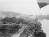 1 vue  - Bassin d\'Austerlitz, incendie du 18 septembre 1928, photo du 20 septembre 1928. Vue de l\'élévateur du C2 vers C4. (ouvre la visionneuse)