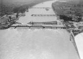 1 vue  - Rhin, pont provisoire et ponts détruits au cours de la seconde guerre mondiale. (ouvre la visionneuse)