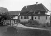 1 vue  - Gertwiller, cour de la maison Hurstel (juillet 1902). (ouvre la visionneuse)