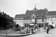 ouvrir dans la visionneuse : Barr, hôtel de Ville et place, jour de marché (juillet 1902).