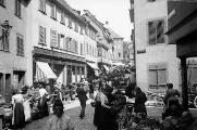 ouvrir dans la visionneuse : Barr, scène de rue un jour de marché (juillet 1902).