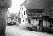 ouvrir dans la visionneuse : Blienschwiller, rue, maison avec balcon (juillet 1902).