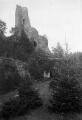 1 vue  - Château de Guirbaden, donjon vu depuis la porte d\'entrée (août 1903). (ouvre la visionneuse)