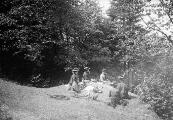 ouvrir dans la visionneuse : Mont Sainte-Odile, déjeuner de pèlerins près du couvent (juillet 1902).