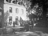 1 vue  - Mont Sainte-Odile, cour des Tilleuls, pèlerins. (juillet 1902). (ouvre la visionneuse)
