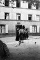 ouvrir dans la visionneuse : Mont Sainte-Odile, femmes en costume traditionnel alsacien, hôtellerie. (juillet 1902).