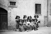 1 vue  - Mont Sainte-Odile, femmes en costume traditionnel alsacien. (juillet 1902). (ouvre la visionneuse)