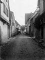 1 vue  - Gertwiller, rue en terre battue bordée de corps de ferme (août 1903). (ouvre la visionneuse)