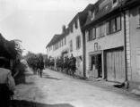 ouvrir dans la visionneuse : Gertwiller, route de Sélestat, passage de troupes militaires à cheval (dragons) (août 1903).