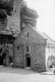 1 vue  - Château du Haut-Barr, entrée de la chapelle. (juillet 1909). phot. Lucien Blumer. (ouvre la visionneuse)