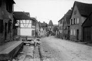 ouvrir dans la visionneuse : Boersch, rue du village, Porte Basse (juillet 1910). phot. Lucien Blumer.