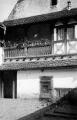 ouvrir dans la visionneuse : Boersch, cour de ferme, escalier (juillet 1910). phot. Lucien Blumer.