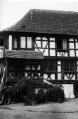 1 vue  - Boersch, maison à colombages (juillet 1910). phot. Lucien Blumer. (ouvre la visionneuse)