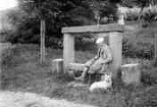ouvrir dans la visionneuse : Lucien Blumer assis sur un banc-reposoir du roi de Rome route de Mittelbergheim à Barr (juillet 1909).