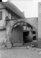 1 vue  - Gertwiller, cour de ferme de la famille Brenner, portail. (juillet 1910). phot. Lucien Blumer. (ouvre la visionneuse)