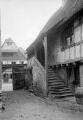 1 vue  - Gertwiller, cour de ferme de la famille Brenner, escalier. (juillet 1910). phot. Lucien Blumer. (ouvre la visionneuse)