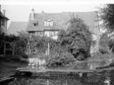 ouvrir dans la visionneuse : Gertwiller, maisons au bord de la Kirneck. (juillet 1910). phot. Lucien Blumer.