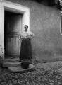 1 vue  - Gertwiller, femme de vigneron devant la porte d\'une habitation. (juillet 1910). phot. Lucien Blumer. (ouvre la visionneuse)