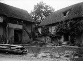 ouvrir dans la visionneuse : Ottrott, cour d'un corps de ferme (juillet 1909). phot. Lucien Blumer.