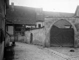 1 vue  - Bergheim, porche d\'un corps de ferme. (juillet 1910). phot. Lucien Blumer. (ouvre la visionneuse)