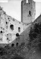 ouvrir dans la visionneuse : Château d'Andlau, intérieur vers la tour nord, mur d'enceinte (juillet 1909). phot. Lucien Blumer.