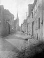 ouvrir dans la visionneuse : Mittelbergheim, rue du village, à l'arrière-plan l'église (juillet 1908). phot. Lucien Blumer.