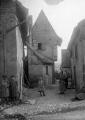 1 vue  - Mittelbergheim, maison avec pignon, scène de rue (juillet 1908). phot. Lucien Blumer. (ouvre la visionneuse)