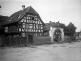 1 vue  - Ebersheim, rue du village, corps de ferme avec porche.. phot. Lucien Blumer. (ouvre la visionneuse)