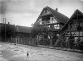 1 vue  - Uttenheim, rue du village, maisons à colombages. phot. Lucien Blumer. (ouvre la visionneuse)