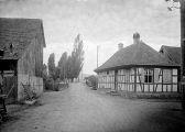 ouvrir dans la visionneuse : Ebersmunster, entrée du village, rue principale (juillet 1912). phot. Lucien Blumer.
