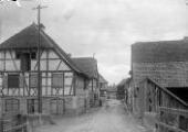 ouvrir dans la visionneuse : Ebersmunster, rue principale du village, pont en pierre (juillet 1912). phot. Lucien Blumer.