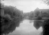 1 vue  - Ebersmunster, maisons au bord de l\'Ill (juillet 1912). phot. Lucien Blumer. (ouvre la visionneuse)