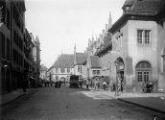 1 vue  - Strasbourg, Ancienne Douane (affectation en coopérative militaire), coté rue de la Douane, scène de rue. phot. Lucien Blumer. (ouvre la visionneuse)