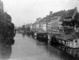 ouvrir dans la visionneuse : Strasbourg, quai des Bateliers vu du pont du Corbeau, bateaux lavoirs. phot. Lucien Blumer.