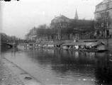 ouvrir dans la visionneuse : Strasbourg, pont Saint-Guillaume, collège Saint-Etienne, bateaux lavoirs sur l'Ill.. phot. Lucien Blumer.