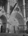 1 vue  - Bourges, cathédrale Saint-Etienne, portail. (ouvre la visionneuse)